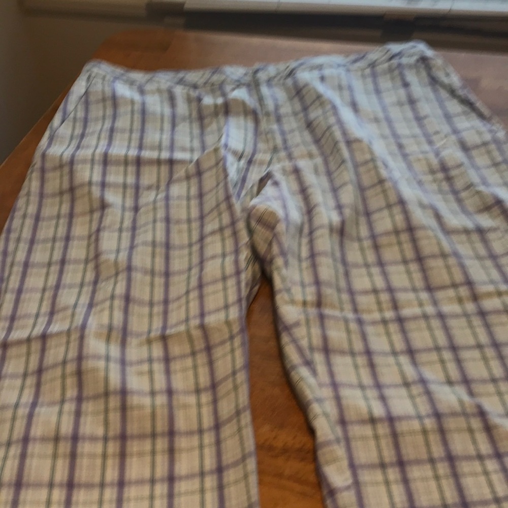 Woman’s Old Navy Pedal Pusher Plaid Pants